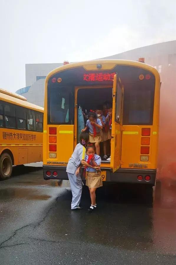 守護最“穩(wěn)”校車，牢筑“安全防火墻”